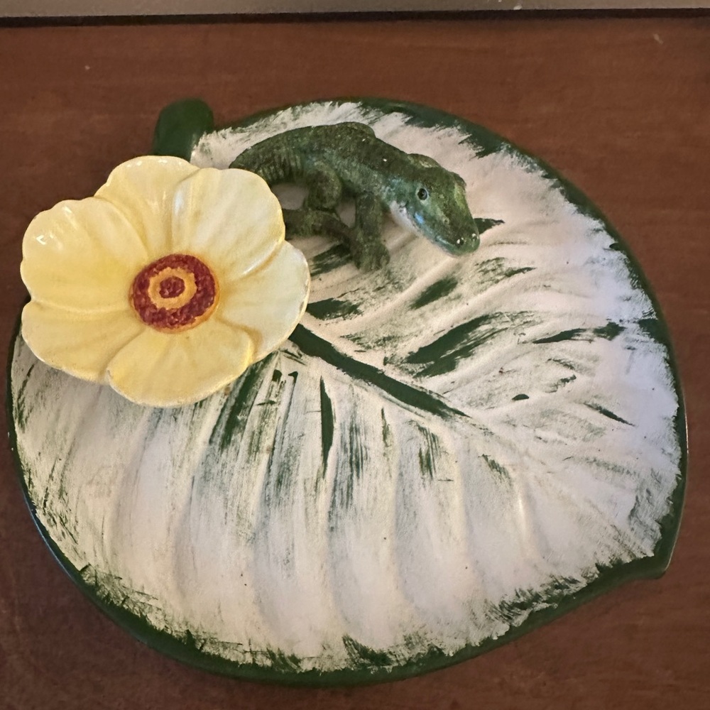 Leaf Shaped Plate with Yellow Flower and Green Alligator - Picture 4 of 6